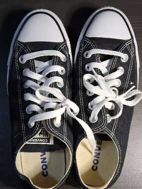 Converse Women's sz 7 Men's sz6 Black and White Low-Top Canvas Sneakers
